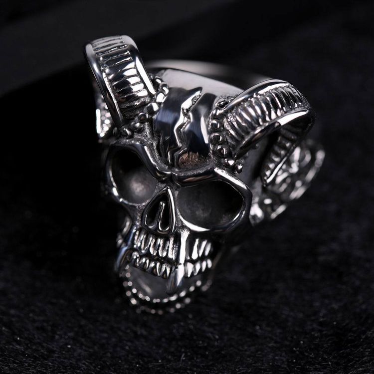 Retro Hip Hop Ram's Horn Titanium Bully Skull Men's Rings
