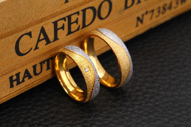 Hot wholesale fashion creative ring hand jewelry stainless steel between gold couple ring